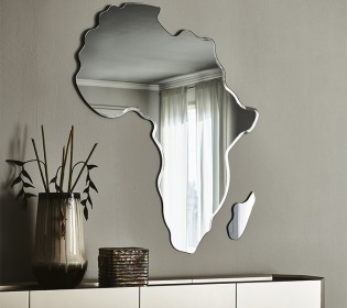 Spiegel in der Form des Kontinents Afrika