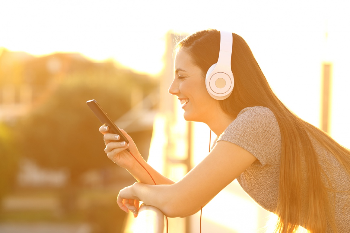 Mädchen hört Musik auf Ihrem Smartphone