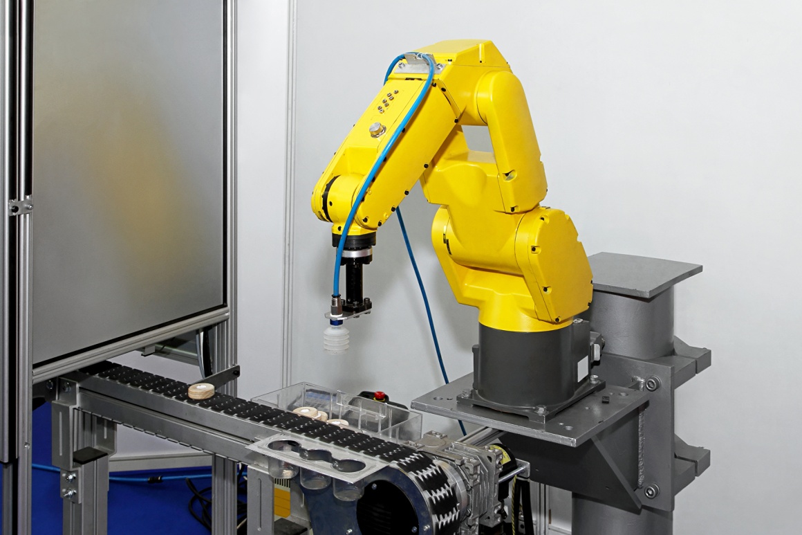 Gelber Roboterarm in einer industriellen Fertigungsanlage; copyright:...