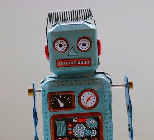 Kleiner selbstgebauter Spielzeugroboter; copyright: Rockn Roll Monkey/Unsplash...