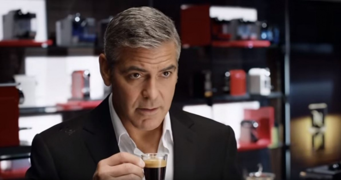 Schauspieler George Clooney trinkt Espresso aus einer gläsernen Tasse;...