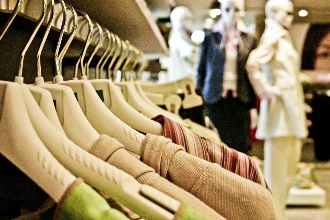 Kleiderhaken aufgereiht in einem Geschäft