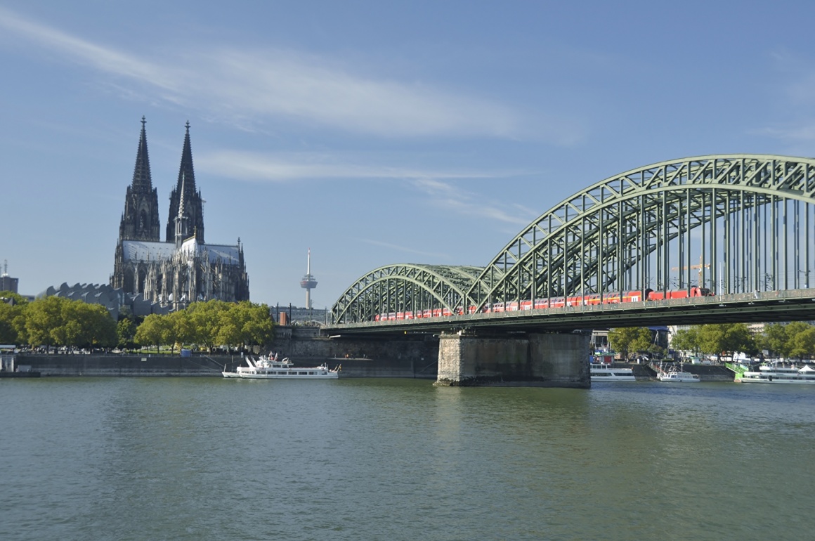 Ein Blick auf den Rhein und den Kölner Dom