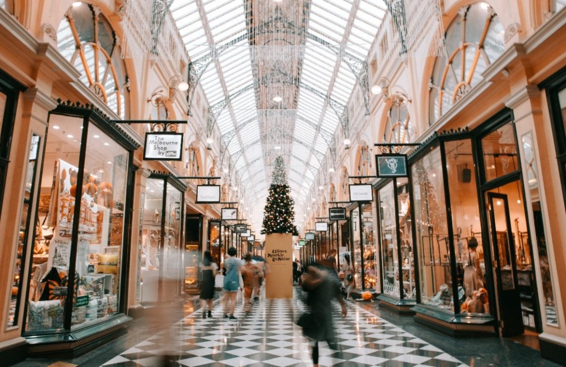 Blick in eine weihnachtliche Shopping Mall