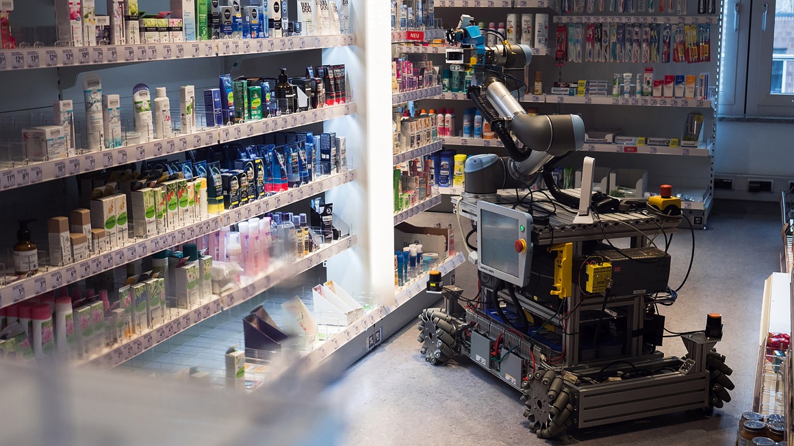 Ein Roboter zwischen Regalen in einem Drogeriemarkt...