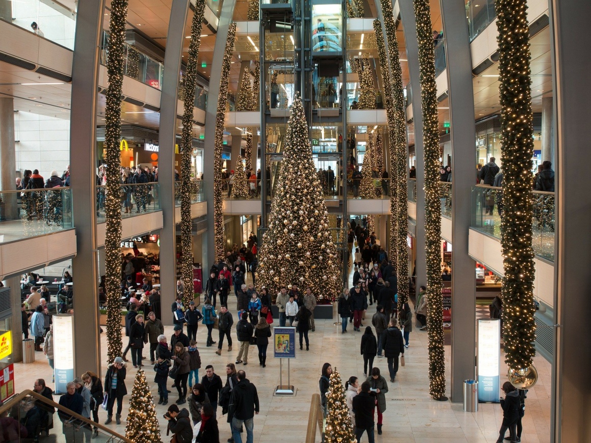 Blick in ein weihnachtlich geschmücktes Shoppingcenter mit beleuchtetem...