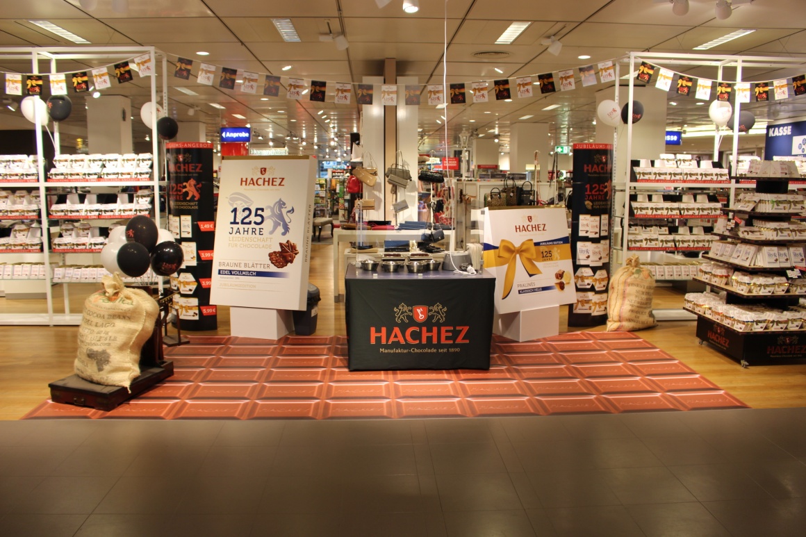 Eine Werbefläche für verschiedene Schokoladen in einem Kaufhaus mit Boden,...