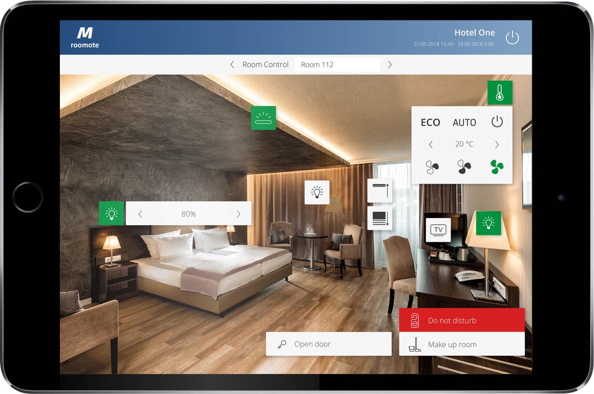 App auf Tablet zeigt das Bild eines Hotelzimmers mit Informationen zu der...