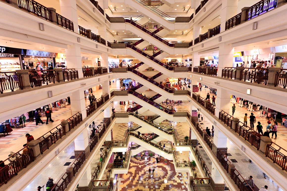 Blick in eine riesige Shoppingmall mit mehreren Stockwerken...