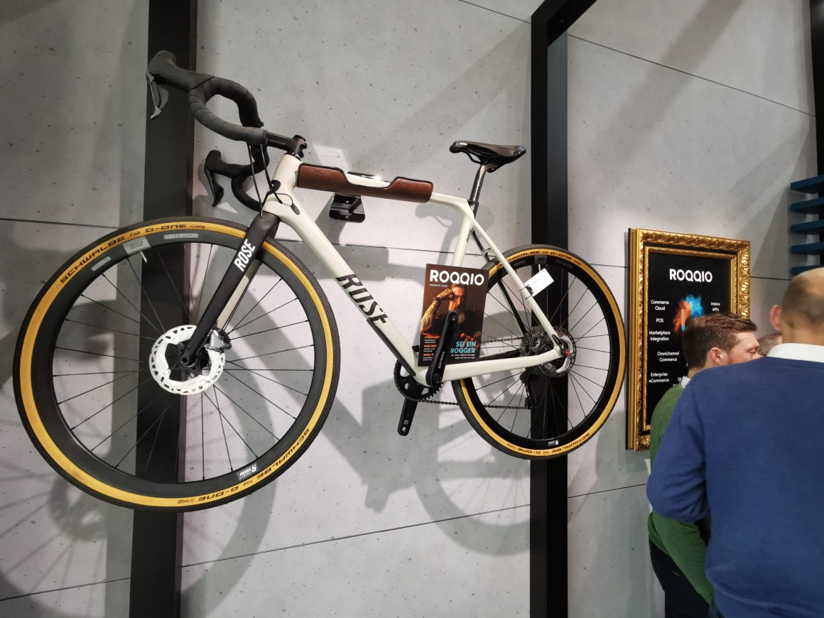 Ein Fahrrad an einer Wand montiert