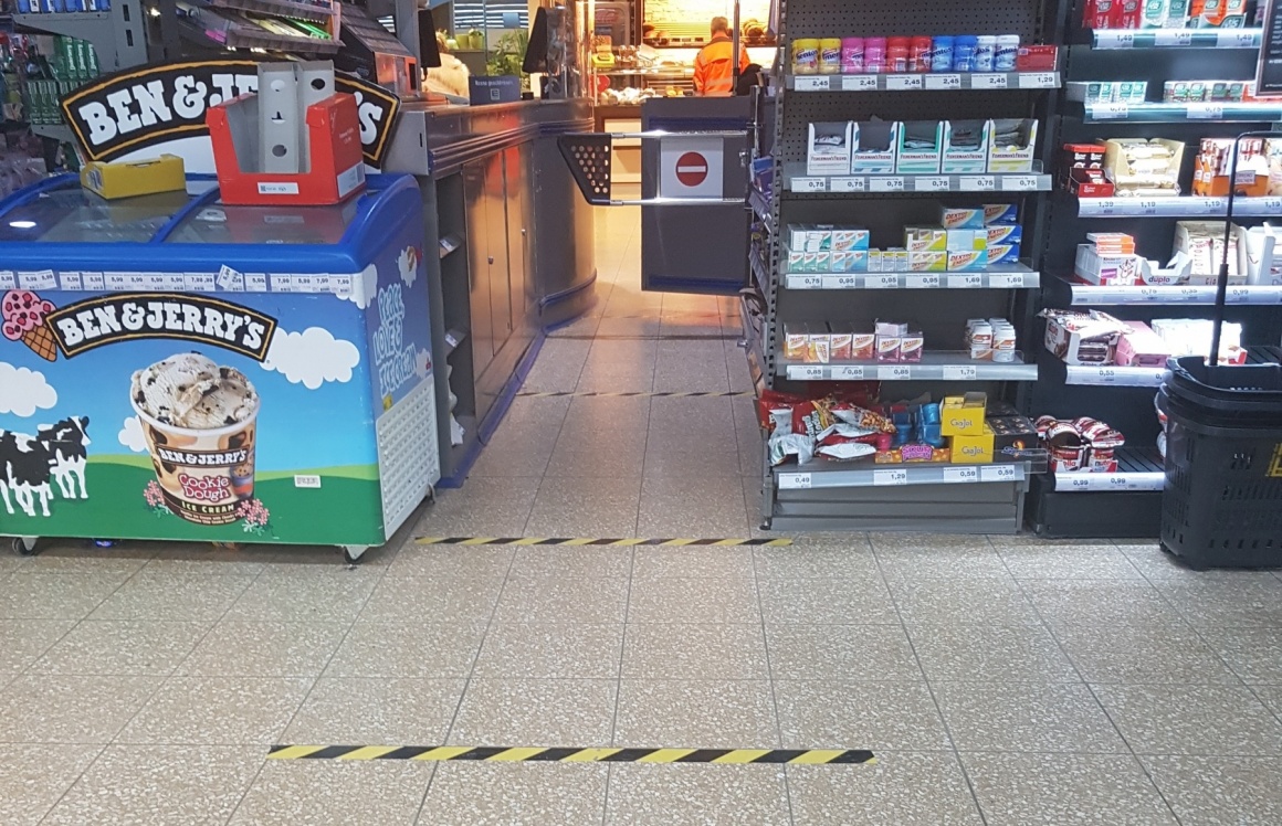 Markierungen auf dem Boden an einer Supermarktkasse...