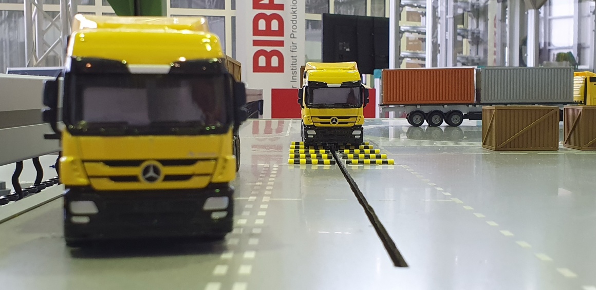 Modelle von zwei gelben LKWs
