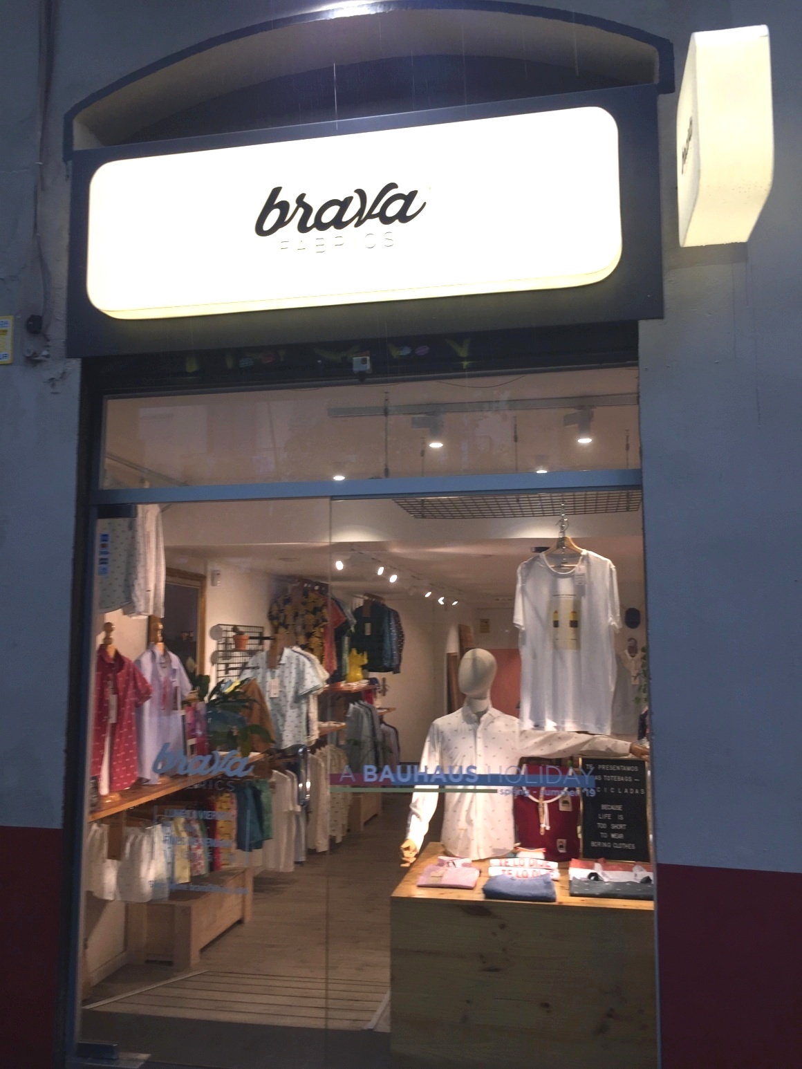 Außenansicht: Blick in den Store von Brava Fabrics in Barcelona...