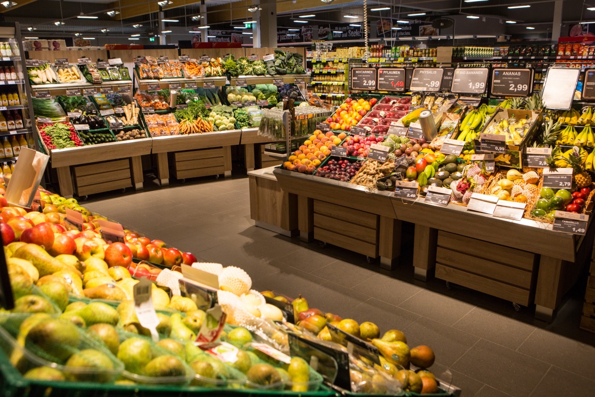 Große Gemüseabteilung in einem Supermarkt