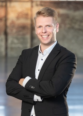 Ein junger, blonder Mann in Anzug: Malte Tasto, CEO der 180° Sicherheit GmbH...