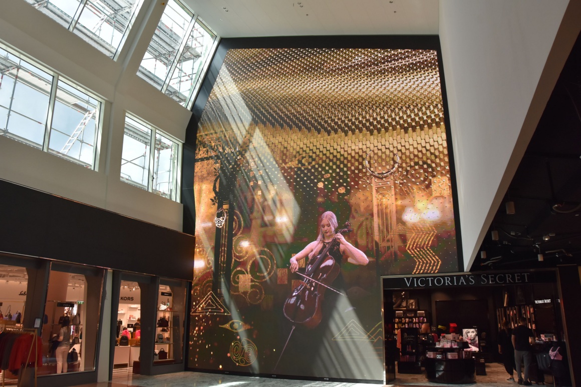 LED-Außenwand der The Fashion Gallery im Flughafen Wien...