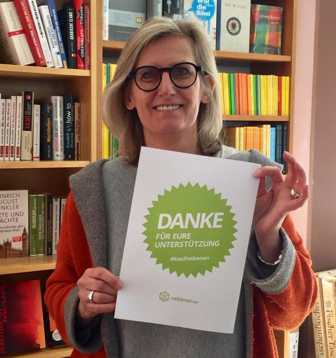 Buchhändlerin Christiane Hoffmeister aus Hamburg freut sich über die Spende...
