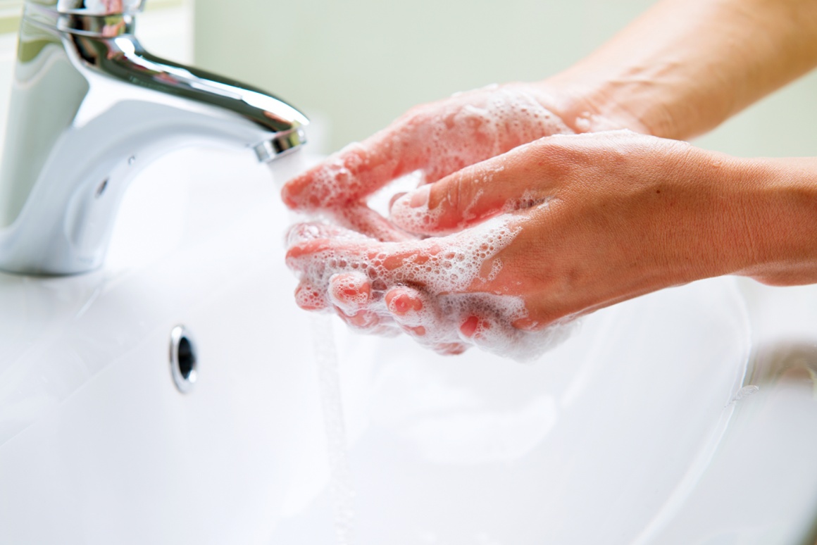 Eine Person wäscht ihre Hände mit Seife