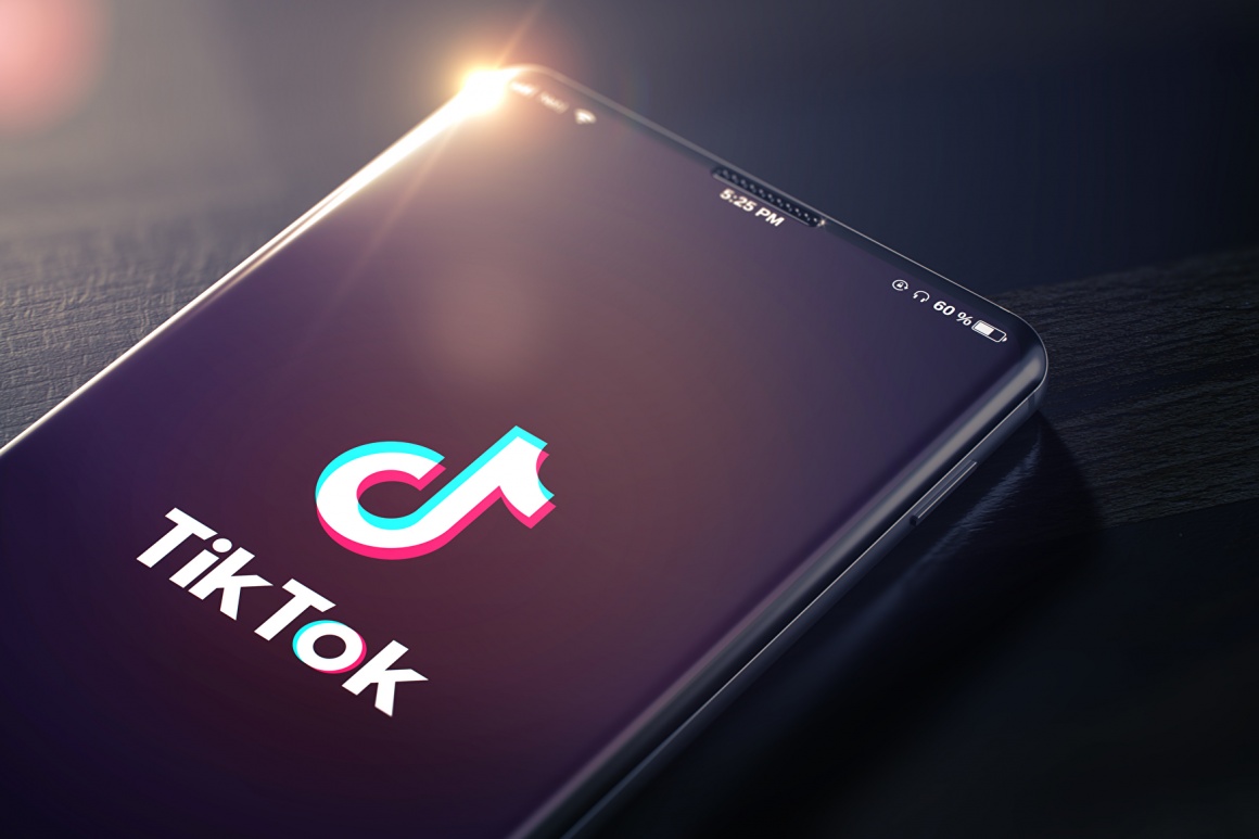 Ein Smartphone mit dem TikTok-Logo auf dem Display