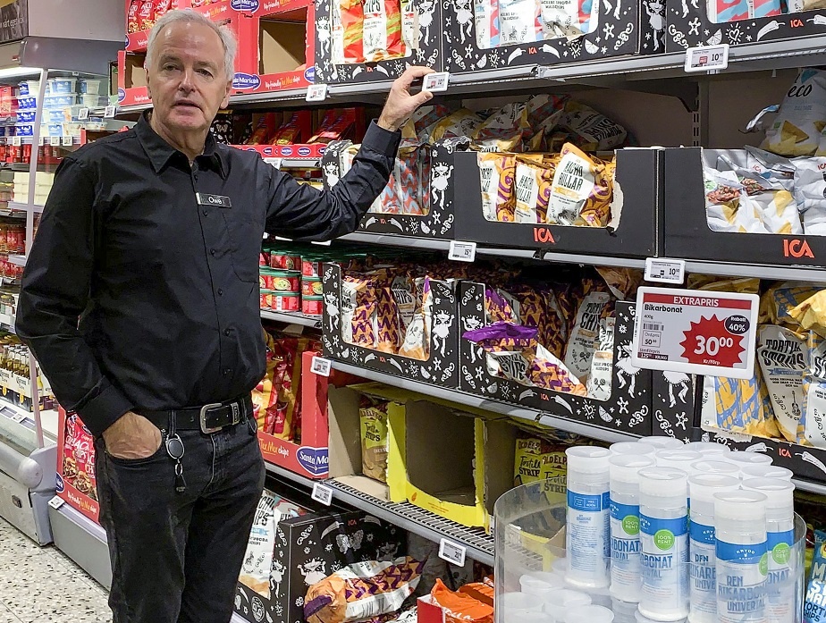 Owe Krook, der Inhaber des ICA-Supermarkts, steht vor einem Ladenregal und...