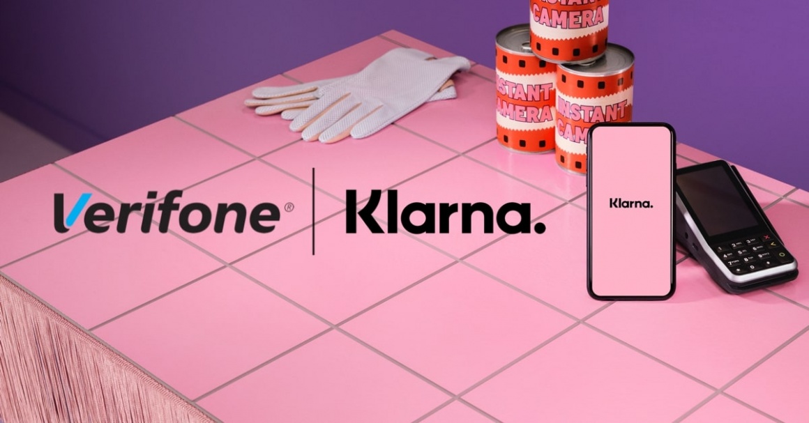 Logos von Klarna und Verifone vor rosa Hintergrund