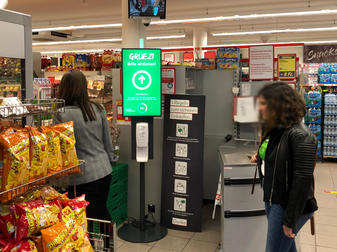 Bildschirmanzeige im Supermarkt gewährt Kunden Eintritt...