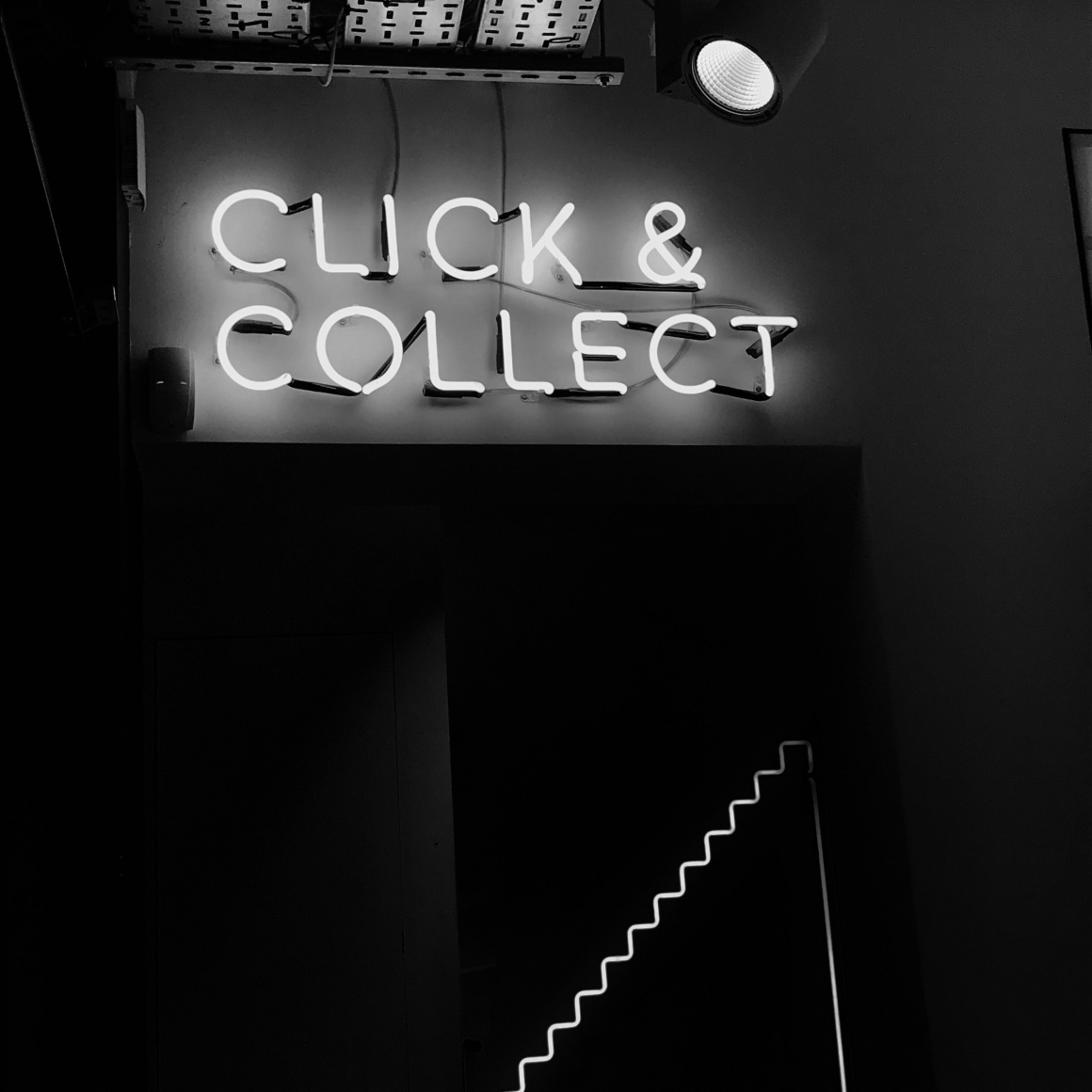 Leuchtschild mit der Aufschrift Click&Collect