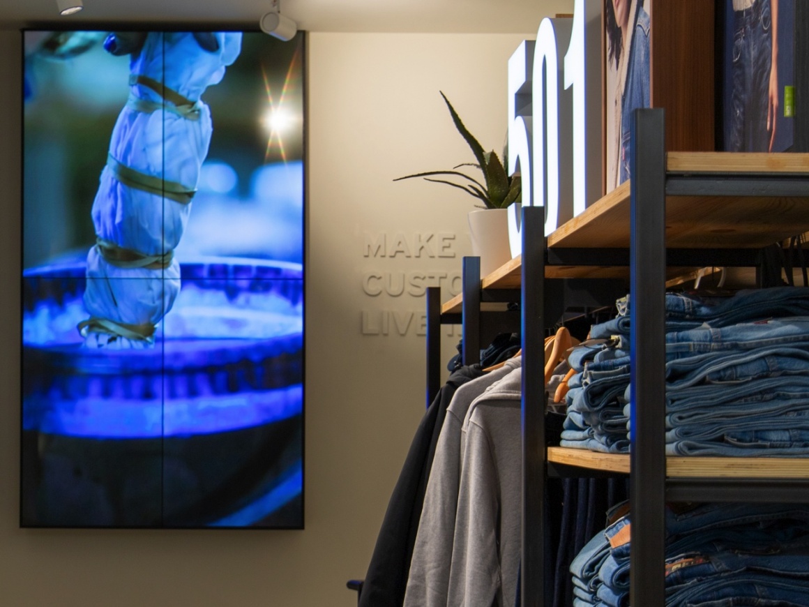 Ein digitaler Bildschirm in einem Jeansgeschäft