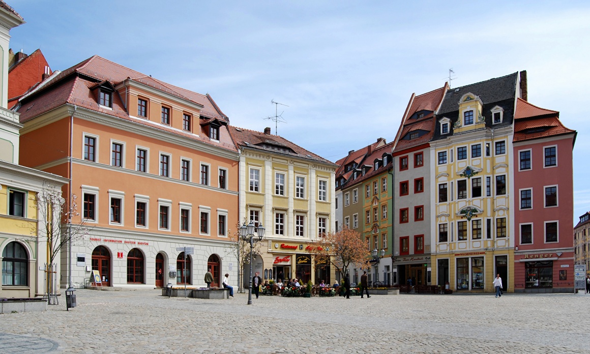 Marktplatz Bautzen: alte Häuser in einer Innenstadt, Fußgängerzone mit...