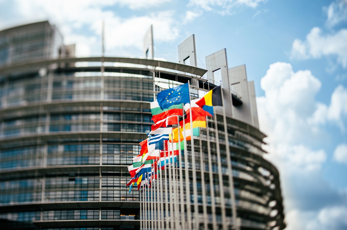 Europäische Flaggen vor Gebäude; copyright: PantherMedia/ifeelstock...