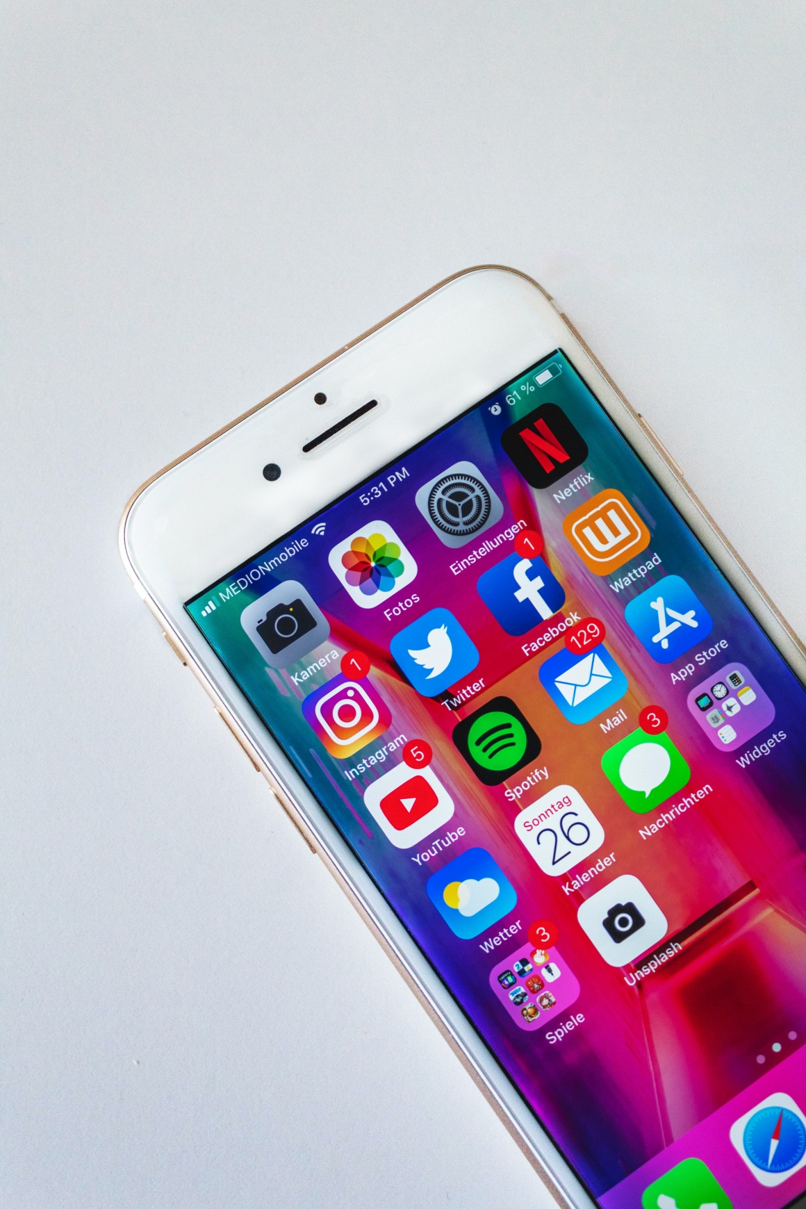 Social-Media-Apps auf weißem Smartphone