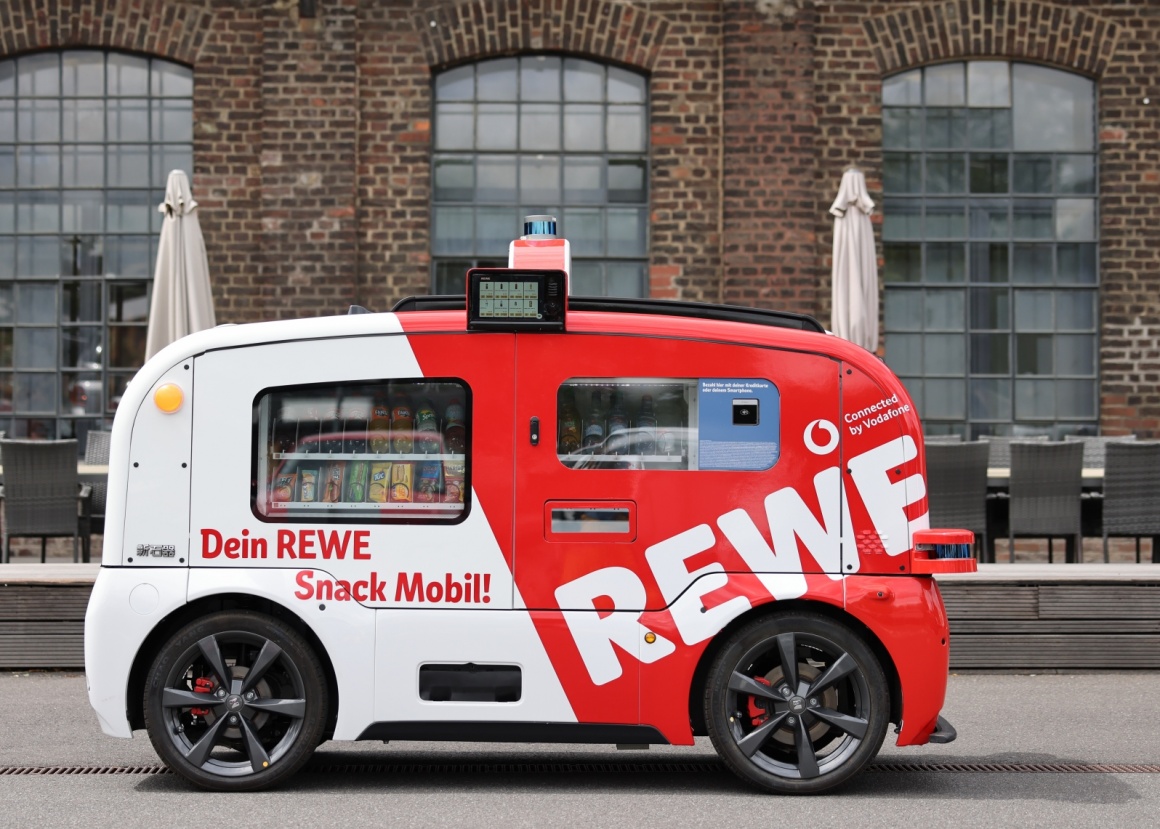 erster selbstfahrender Kiosk von REWE und Vodafone vor einem alten...