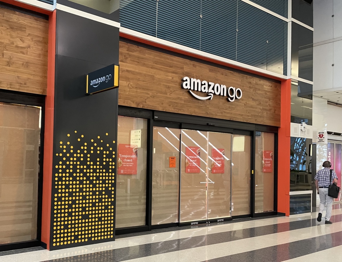 Die Ladenfront eines geschlossenen Amazon Go Stores in Chicago in einem Gebäude...
